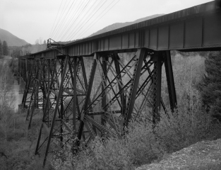 Here is another example of the typical GN practice of tapering the girder spans to match the tower span. This is a key modification to make to the ME stock spans to achieve that GN look.